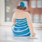 Preview: Sitzende 50er Jahre Badepuppe in blau-weißem Badeanzug